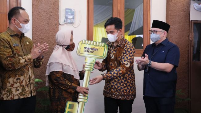 Disaksikan Gibran Rakabuming Raka, Taspen Serahkan Bantuan Renovasi Rumah