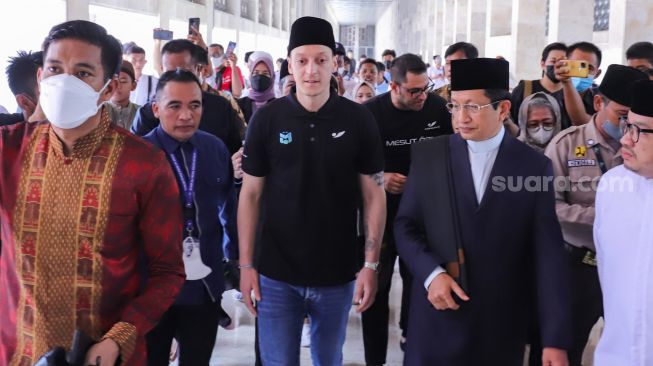 Pesepakbola Mesut Ozil saat datang ke Masjid Istiqlal un tuk melaksanakan ibadah shalat jumat di Jakarta Pusat, Jumat (27/5/2022).  [Suara.com/Alfian Winanto]