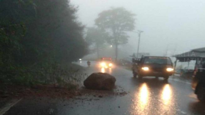 Tebing Longsor Mengakibatkan Batu Besar Jatuh di Jalan Sarangan Magetan