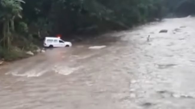 Ambulans menyeberangi sungai tanpa melewati jembatan penyeberangan bikin publik melongo (Instagram)