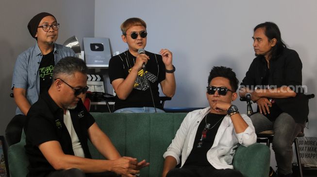 Grup band Elkasih Reborn menjawab pertanyaan dari tim Suara.com saat berkunjung ke Kantor Redaksi Suara.com, Jakarta, Jumat (27/5/2022). [Suara.com/Angga Budhiyanto]