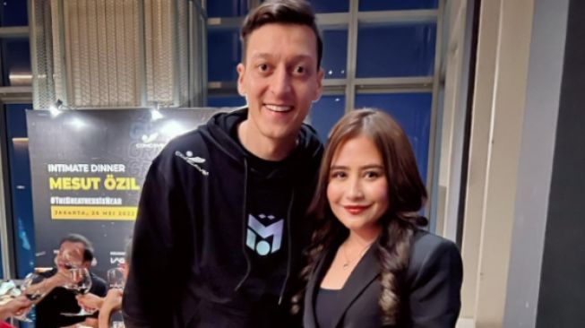 Prilly Latuconsina Pamer Akrab dengan Mesut Ozil, Publik: Rekrut ke Persikota Kak