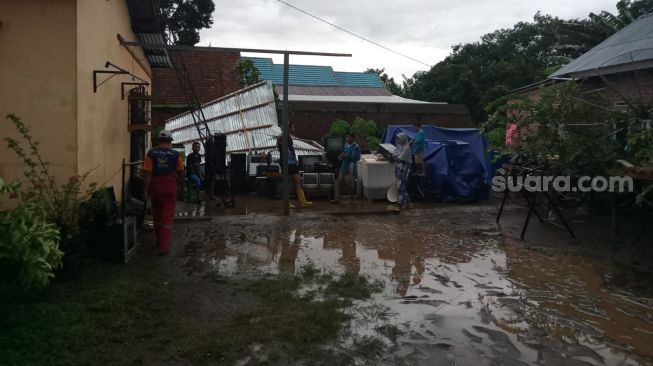 Rumah warga di Kelurahan Air Temam, Kecamatan Lubuklinggau Selatan II, Kota Lubuklinggau Sumatera Selatan (Sumsel), rusak akibat diterjang angin puting beliung, Jumat (27/5/2022). [Suarasumsel.id/Ansyori Malik] 