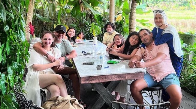 Potret Mona Ratuliu Liburan ke Bali Bareng Keluarga (Instagram/@monaratuliu) 