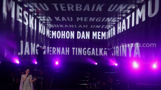 Penyanyi Rossa tampil pada konser bertajuk "Rossa 25 Shining Years Star" di Istora Senayan, Jakarta, Jumat (27/5/2022). [Suara.com/Angga Budhiyanto]