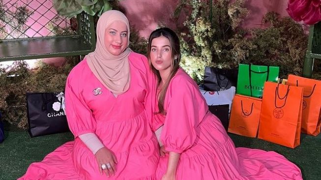 Momen Tasya Farasya dan Tasyi Athasyia Buka Kado(Instagram/@tasyiiathasyia)