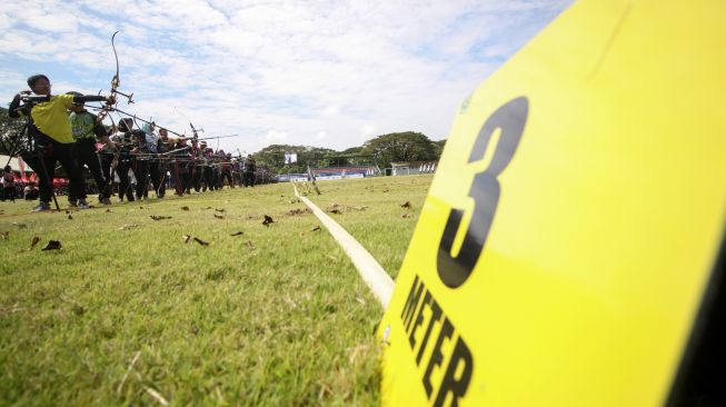  Sejumlah atlet muda membidik sasaran saat kejuaraan panahan Fly Navy Internasional Archeri Open (FNIAO) di lapangan Dakota Lanudal Juanda Surabaya, Sidoarjo, Jawa Timur, Sabtu (28/5/2022). [ANTARA FOTO/Umarul Faruq/aww]