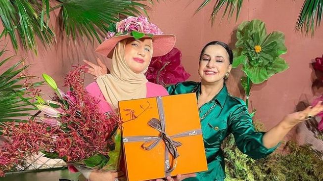 Momen Tasya Farasya dan Tasyi Athasyia Buka Kado(Instagram/@tasyiiathasyia)