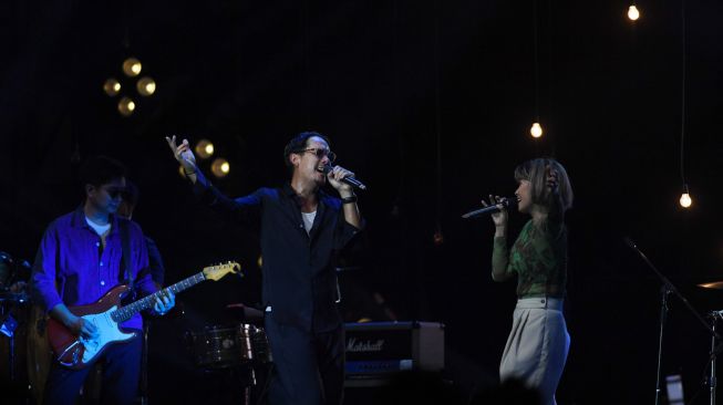 Grup musik Maliq & D'Essentials tampil pada hari pertama BNI Java Jazz Festival 2022 di JI Expo Kemayoran, Jakarta, Jumat (27/5/2022). [ANTARA FOTO/Hafidz Mubarak A/tom]