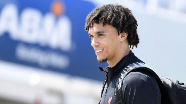 Pemain Liverpool Trent Alexander-Arnold tiba di stadion untuk mengikuti sesi latihan jelang final Liga Champions kontra Real Madrid di Stade de France, Saint-Denis, Paris, Prancis, Jumat (27/5/2022). [AFP]