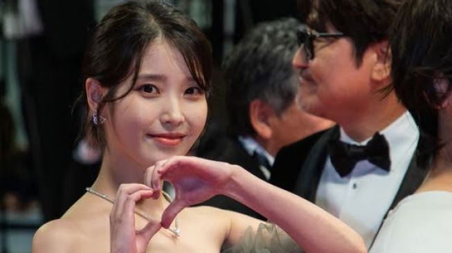 Tabrak IU di Atas Karpet Merah Festival Film Cannes 2022, Seleb Prancis Minta Maaf