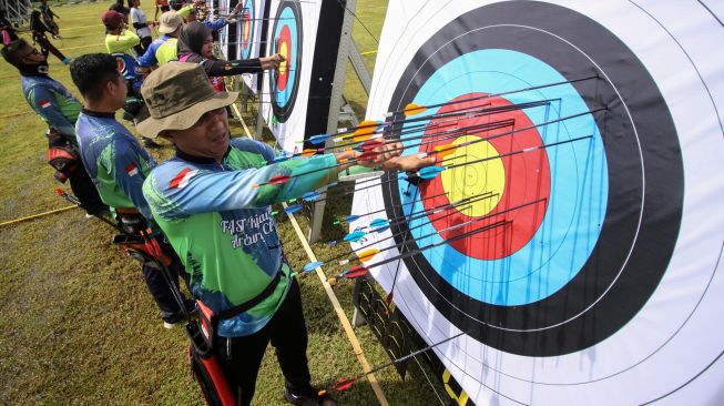 Sejumlah atlet panahan mengambil anak panah dari sasaran saat kejuaraan panahan Fly Navy Internasional Archeri Open (FNIAO) di lapangan Dakota Lanudal Juanda Surabaya, Sidoarjo, Jawa Timur, Sabtu (28/5/2022). [ANTARA FOTO/Umarul Faruq/aww]
