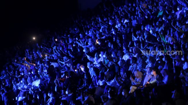 Penonton menyaksikan penampilan Rossa pada konser bertajuk "Rossa 25 Shining Years Star" di Istora Senayan, Jakarta, Jumat (27/5/2022). [Suara.com/Angga Budhiyanto]