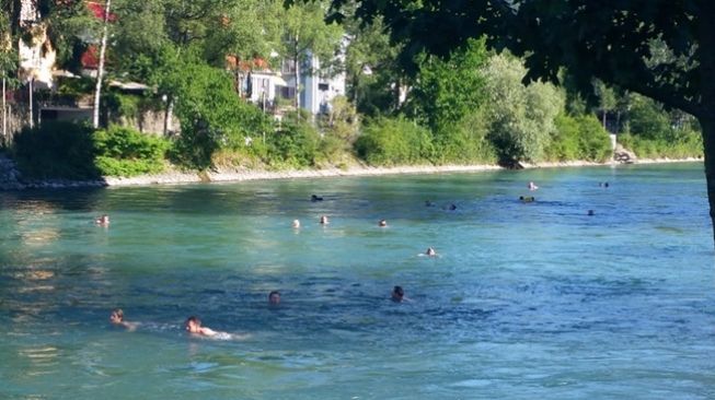 Potret orang berenang di Sungai Aare, Bern, Swiss. (Flickr/@tonz)