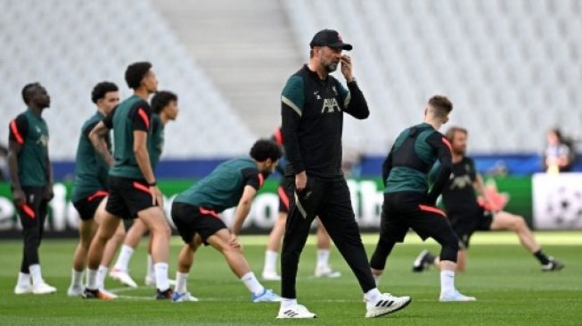 Manajer Liverpool Jurgen Klopp memimpin sesi latihan jelang final Liga Champions kontra Real Madrid di Stade de France, Saint-Denis, Paris, Prancis, Jumat (27/5/2022). [AFP]