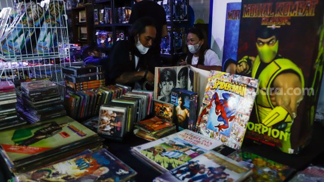 Pengunjung memilih buku komik di acara Jakarta Hobbies Flea Market (JAKFLEA) di Mal Kuningan City, Jakarta Selatan, Sabtu (28/5/2022). [Suara com/Alfian Winanto]