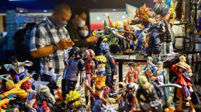 Pengunjung memilih Action Figure karakter animasi di acara Jakarta Hobbies Flea Market (JAKFLEA) di Mal Kuningan City, Jakarta Selatan, Sabtu (28/5/2022). [Suara com/Alfian Winanto]