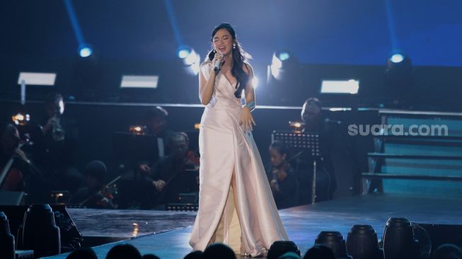 Penyanyi Lyodra Ginting tampil pada konser bertajuk "Rossa 25 Shining Years Star" di Istora Senayan, Jakarta, Jumat (27/5/2022). [Suara.com/Angga Budhiyanto]