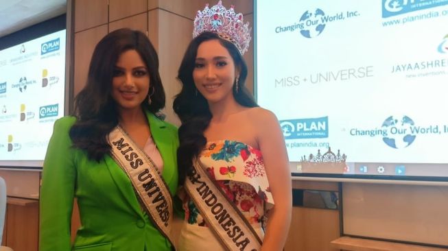 Miss Indonesia 2022 and Miss Universe 2021 [Suara.com/Rena Pangesti]