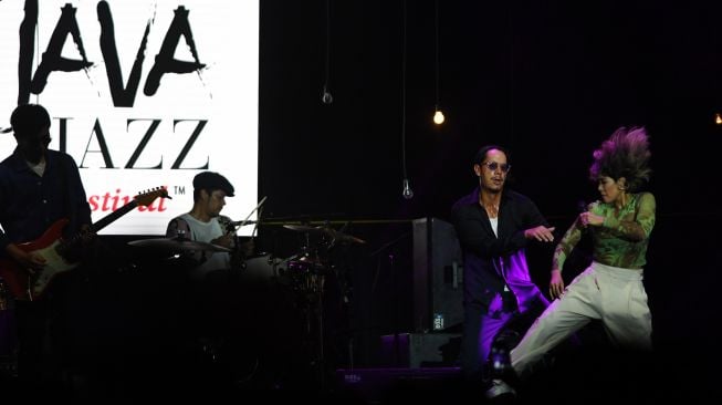 Grup musik Maliq & D'Essentials tampil pada hari pertama BNI Java Jazz Festival 2022 di JI Expo Kemayoran, Jakarta, Jumat (27/5/2022). [ANTARA FOTO/Hafidz Mubarak A/tom]