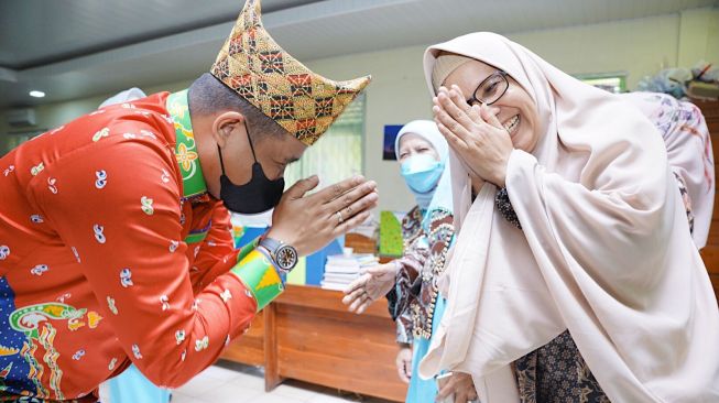 Wali Kota Medan Bobby Nasution mengunjungi SMAN 9 Bandar Lampung. [dok Pemkot Medan]