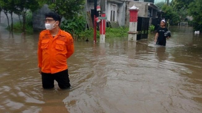 Banjir merendam sejumlah rumah di Kecamatan Ciputat, Kota Tangerang Selatan (Tangsel), akibat hujan deras pada Sabtu (28/5/2022) pagi. [Dok. Istimewa]