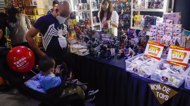 Pengunjung memilih Action Figure karakter animasi di acara Jakarta Hobbies Flea Market (JAKFLEA) di Mal Kuningan City, Jakarta Selatan, Sabtu (28/5/2022). [Suara com/Alfian Winanto]