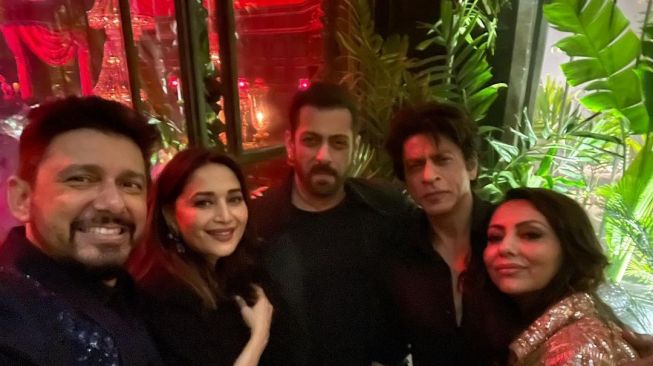 Shah Rukh Khan dan Salman Khan Selfie Bareng, Bikin Netizen Salfok