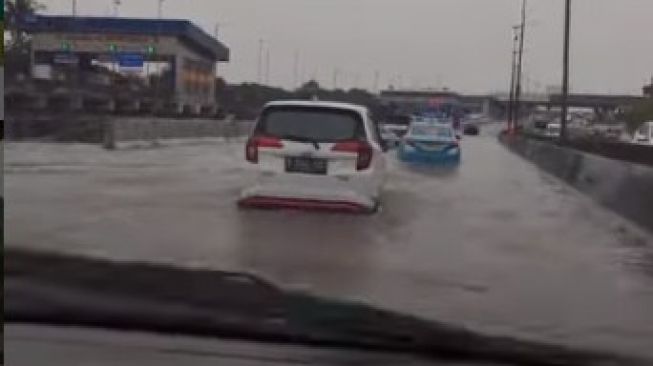 Viral Tol Serpong-Bintaro Terendam Banjir, Pengelola: Kali Benda Meluap
