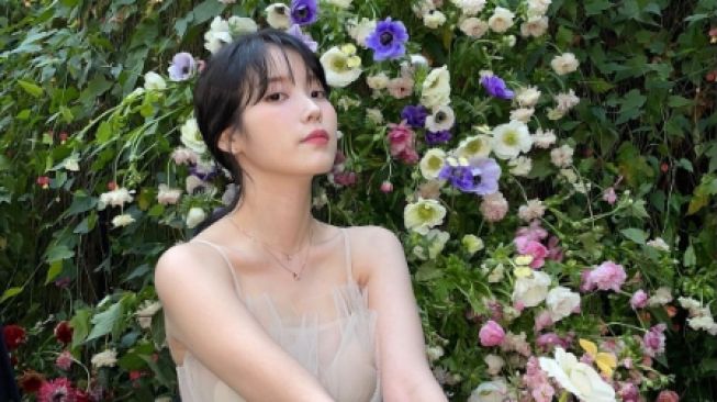 IU Tampil Cantik di Cannes Film Festival 2022, Visualnya Bikin Meleleh