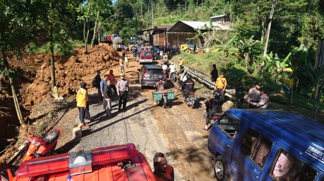 Tebing Setinggi 20 Meter Longsor di Wonosobo, Akses Jalan, 1 Truk Terguling