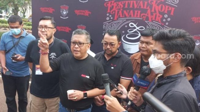 Sekjen PDIP Hasto Kristiyanto saat ditemui di kawasan GBK Senayan, Jakarta, Sabtu (28/5/2022). [Suara.com/Yaumal Asri Adi Hutasuhut]