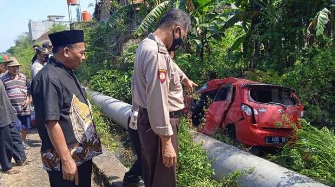 Ayla Ringsek Tertabrak Kereta Api di Lamongan, Tiga Penumpangnya Selamat