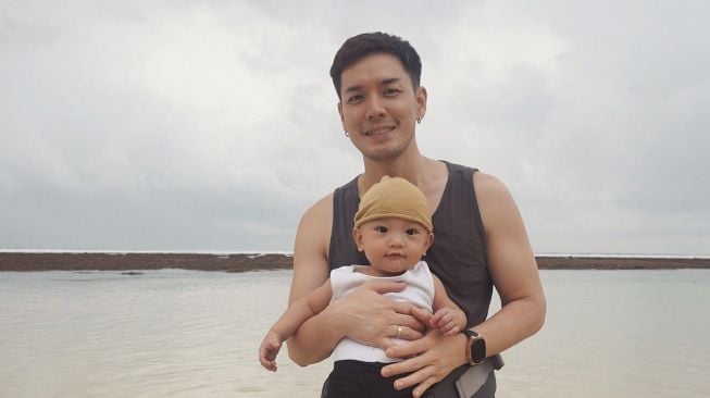  Potret Anthony Xie momong anak (Instagram/@anthonyxie_)