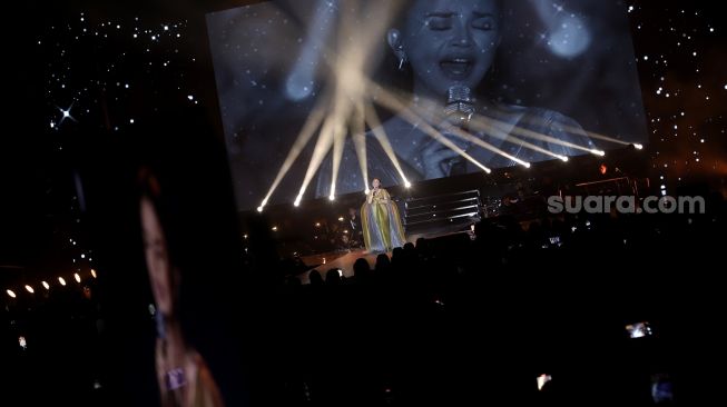 Penyanyi Rossa tampil pada konser bertajuk "Rossa 25 Shining Years Star" di Istora Senayan, Jakarta, Jumat (27/5/2022). [Suara.com/Angga Budhiyanto]