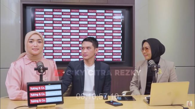 Potret Citra Kirana Dampingi Rezky Aditya Klarifikasi (YouTube/Ciky Citra Rezky)