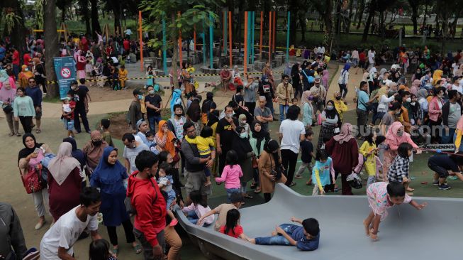 Sejumlah anak bermain di Tebet Eco Park, Jakarta, Minggu (29/5/2022). [Suara.com/Angga Budhiyanto]