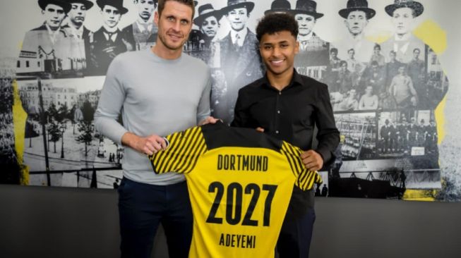 Karim Adeyemi (Kanan) Usai menandatangani kontrak untuk Borussia Dortmund (twitter/@karim_adeyemi)