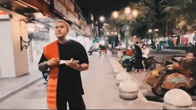 DJ Rean di video musik lagu "Maliobor Night". [YouTube]