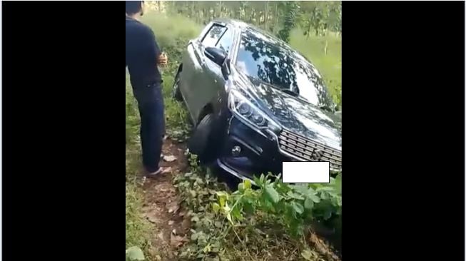 Suzuki Ertiga terjebak di hutan (Facebook)