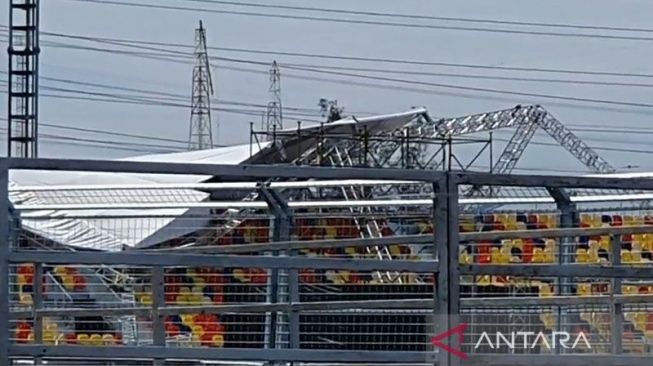 Situasi atap ambruk di salah satu tribun di sirkuit internasional Formula E Jakarta (Jakarta International E-Prix Circuit/ JIEC) Ancol, Pademangan, Jakarta Utara pada Minggu (29/5/2022).