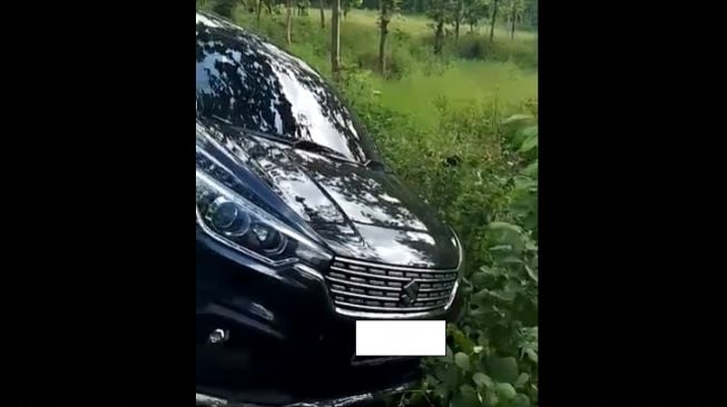 Potret Suzuki Ertiga Terjebak di Hutan dengan Jalan Tak Masuk Akal Bikin Publik Heran, Kok Bisa Nyasar ke Sana?