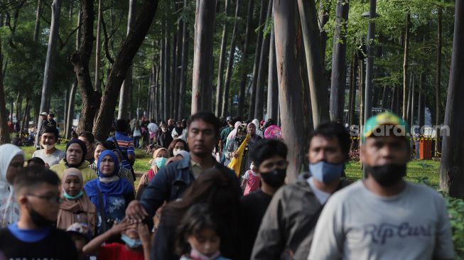 Warga berjalan di Tebet Eco Park, Jakarta, Minggu (29/5/2022). [Suara.com/Angga Budhiyanto]