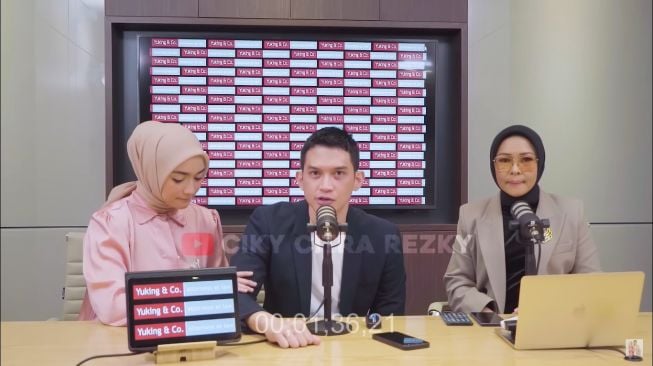 Potret Citra Kirana Dampingi Rezky Aditya Klarifikasi (YouTube/Ciky Citra Rezky)