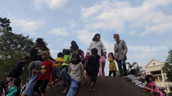 Sejumlah anak bermain di Tebet Eco Park, Jakarta, Minggu (29/5/2022). [Suara.com/Angga Budhiyanto]