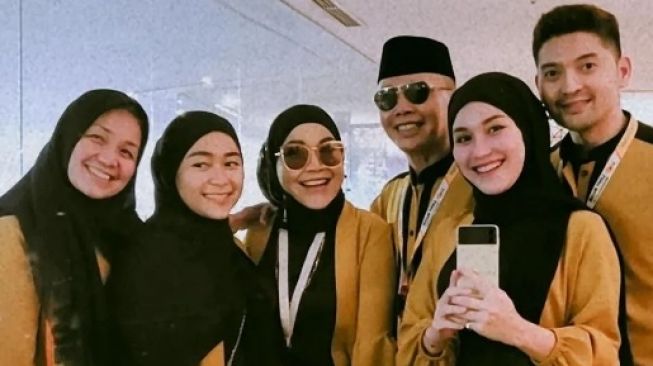 Ayu Ting Ting dan Keluarga Berangkat Umroh, Publik Titip Doa untuk Anak Ridwan Kamil Agar Ditemukan dengan Selamat