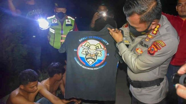 Live di Medsos Sambil Pesta Miras dan Acungkan Senjata Tajam, Puluhan Anggota Geng Motor Diciduk Polisi