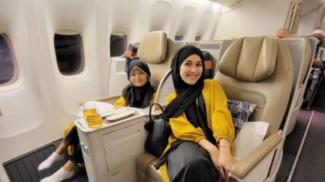 Ayu Ting Ting dan keluarga berangkat umrah [Instagram/ayutingting92]