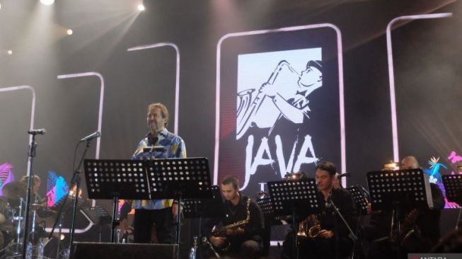 Penyanyi Ahmad Dhani berkolaborasi bersama Ron King Big Band di Java Jazz Festival 2022 pada Sabtu malam (28/5/2022) di panggung Hall D2, JIExpo Kemayoran, Jakarta. (ANTARA/Rizka Khaerunnisasa)