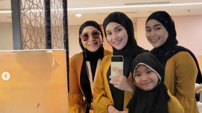 Ayu Ting Ting dan keluarga berangkat umrah [Instagram/ayutingting92]